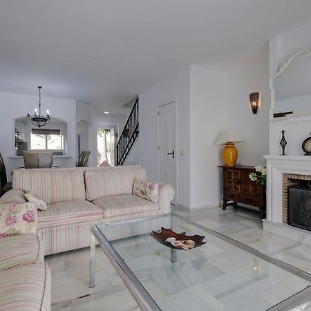 Quaint 2 Bedroom Townhouse With Pool Close To Sea! เบนัลมาเดนา ภายนอก รูปภาพ
