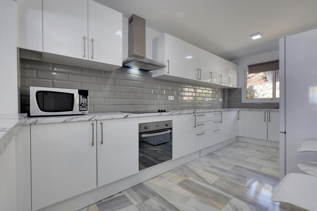 Quaint 2 Bedroom Townhouse With Pool Close To Sea! เบนัลมาเดนา ภายนอก รูปภาพ