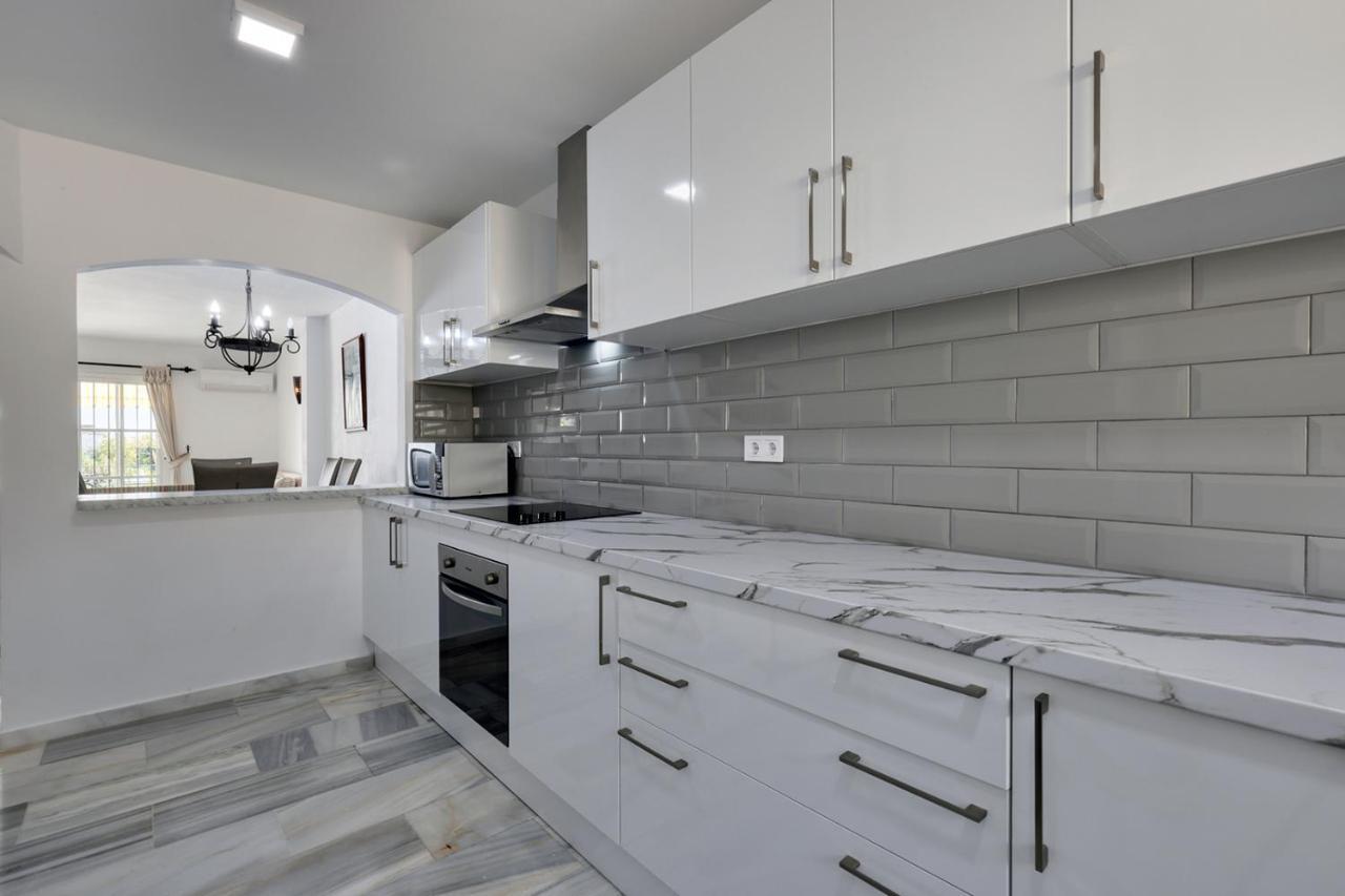 Quaint 2 Bedroom Townhouse With Pool Close To Sea! เบนัลมาเดนา ภายนอก รูปภาพ