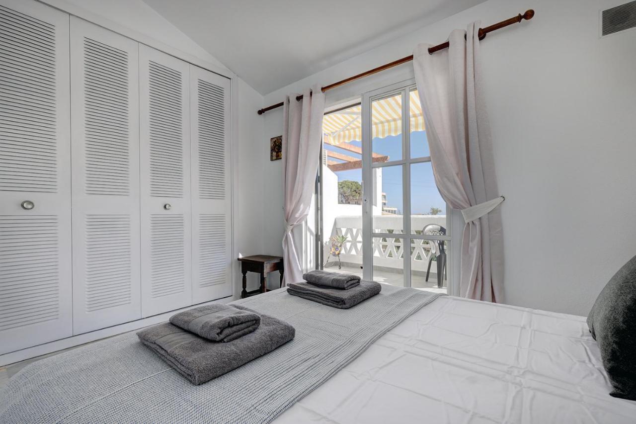 Quaint 2 Bedroom Townhouse With Pool Close To Sea! เบนัลมาเดนา ภายนอก รูปภาพ