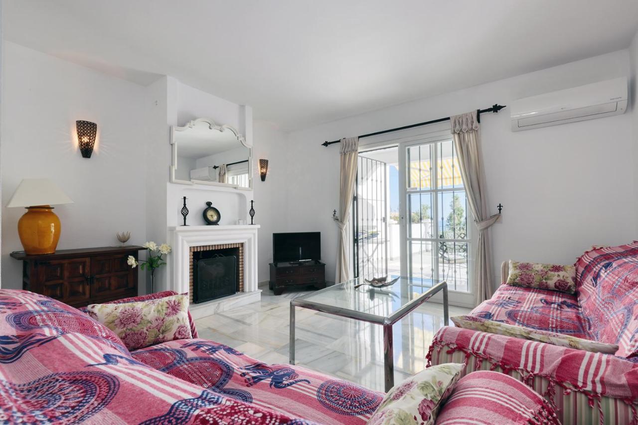 Quaint 2 Bedroom Townhouse With Pool Close To Sea! เบนัลมาเดนา ภายนอก รูปภาพ