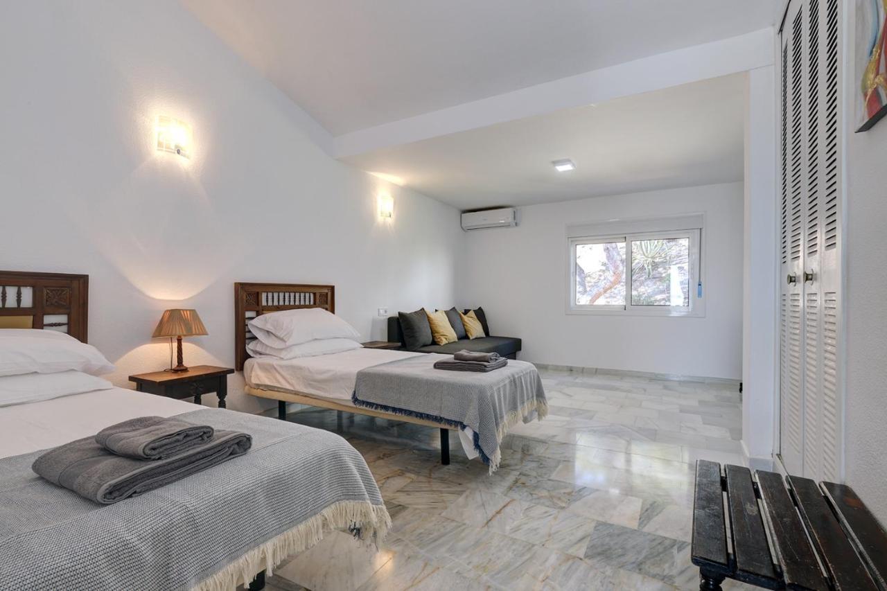 Quaint 2 Bedroom Townhouse With Pool Close To Sea! เบนัลมาเดนา ภายนอก รูปภาพ